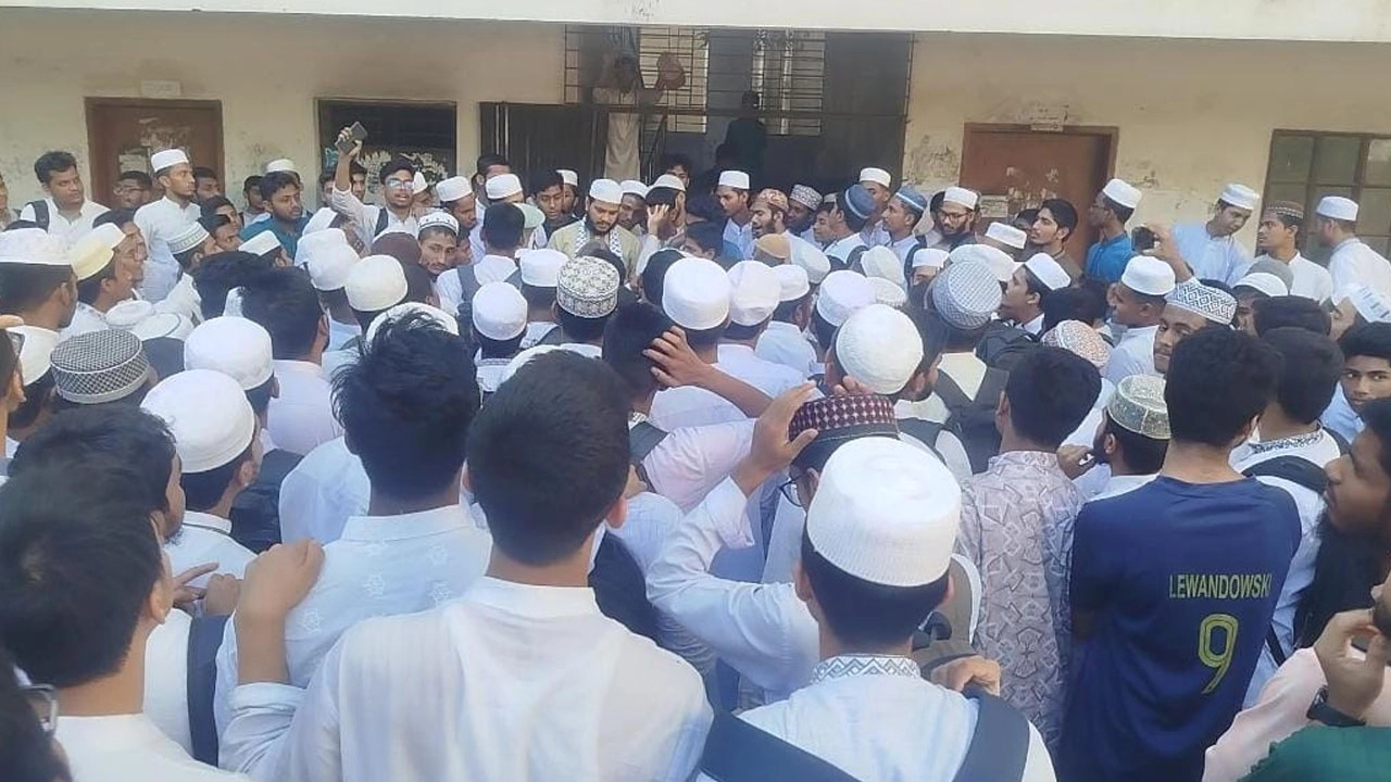 যৌক্তিক আন্দোলনে শিক্ষক কর্তৃক শিক্ষার্থী নির্যাতনে উত্তাল তা’মীরুল মিল্লাত টঙ্গী : তিন শিক্ষক বহিষ্কার