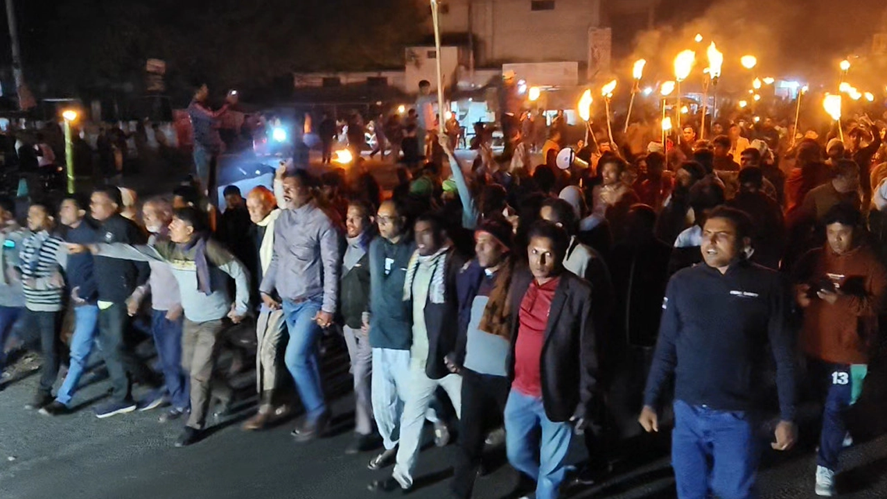 কুষ্টিয়ায় মনোনয়নের দাবিতে সোহরাব সমর্থকদের মশাল মিছিল ও মহাসড়ক অবরোধ