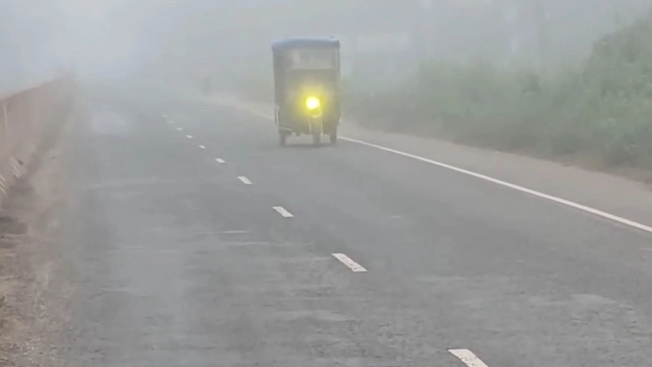 ঠাকুরগাঁওয়ে শীতের শুরুতেই দেখা মিলেছে ঘনকুয়াশা