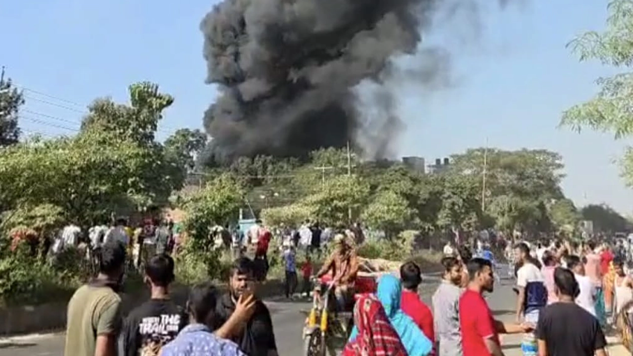 গাজীপুর সদর উপজেলার বাঘের বাজার এলাকায় ফিনিশ কারখানায় আগুন