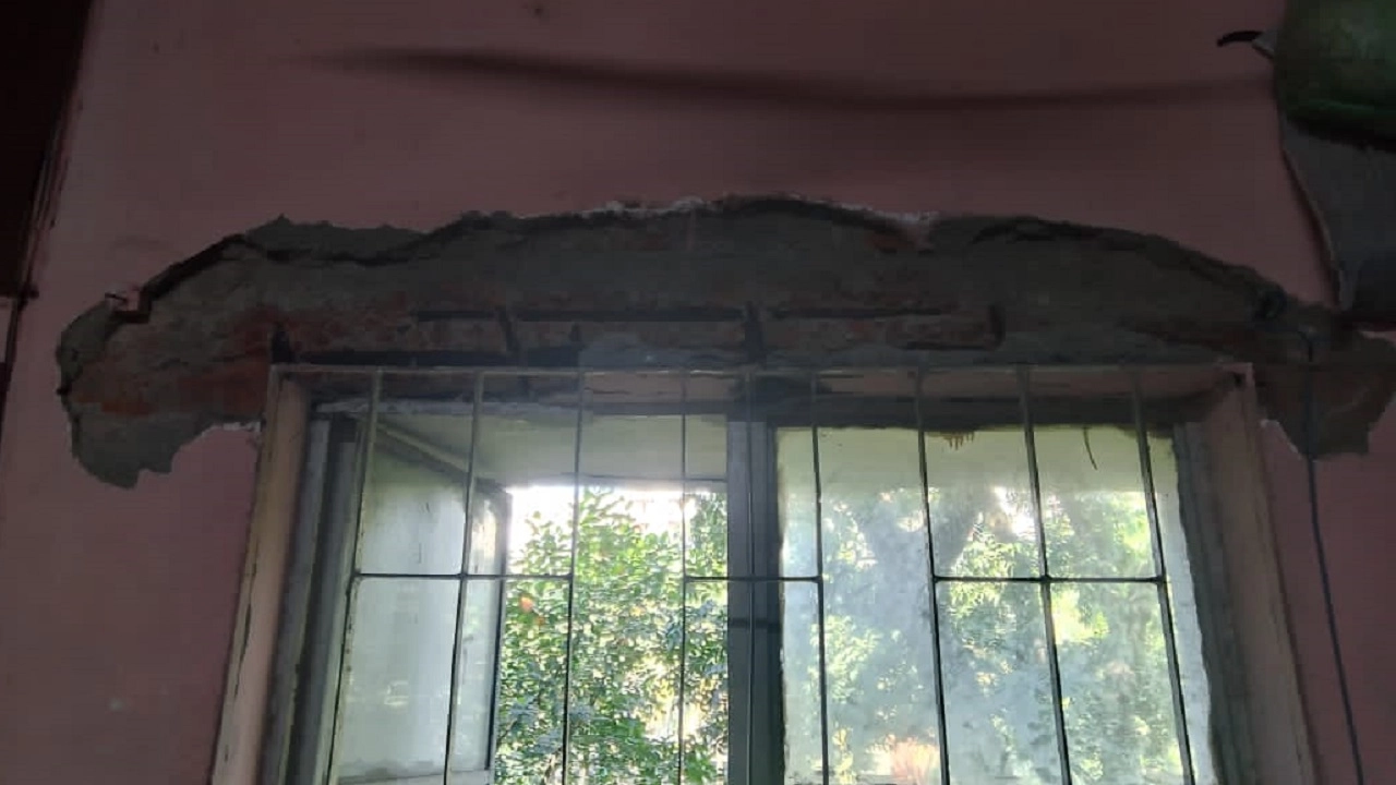 খসে পরা পলেস্তারা