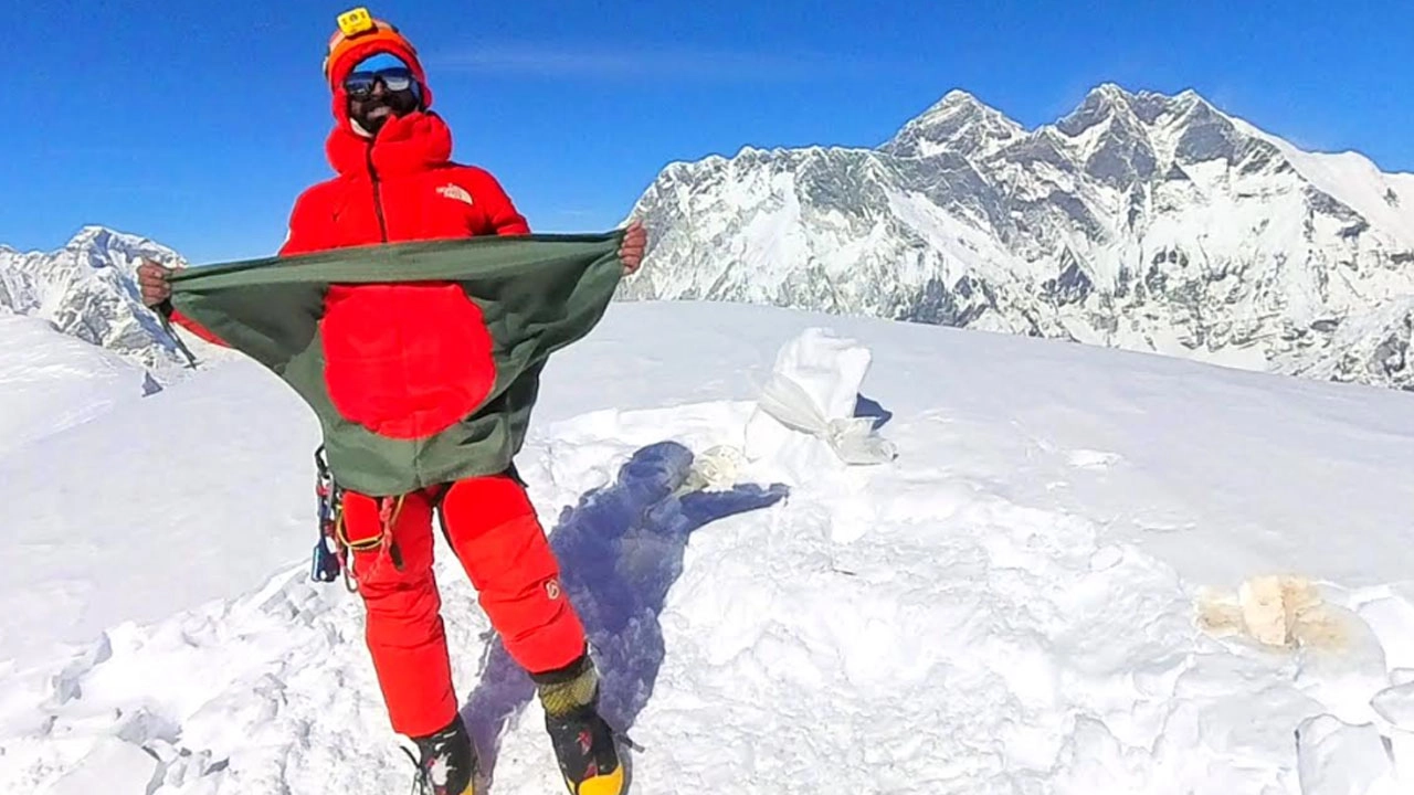 আমা দাবলাম চূড়া স্পর্শ করে ষষ্ঠ বাংলাদেশি হিসেবে সেখানে বাংলাদেশের পতাকা উড়ালেন তৌকির।