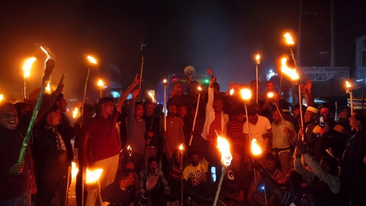 সাতক্ষীরা-২ আসনে প্রার্থী পরিবর্তনের দাবিতে মহাসড়ক অবরোধ