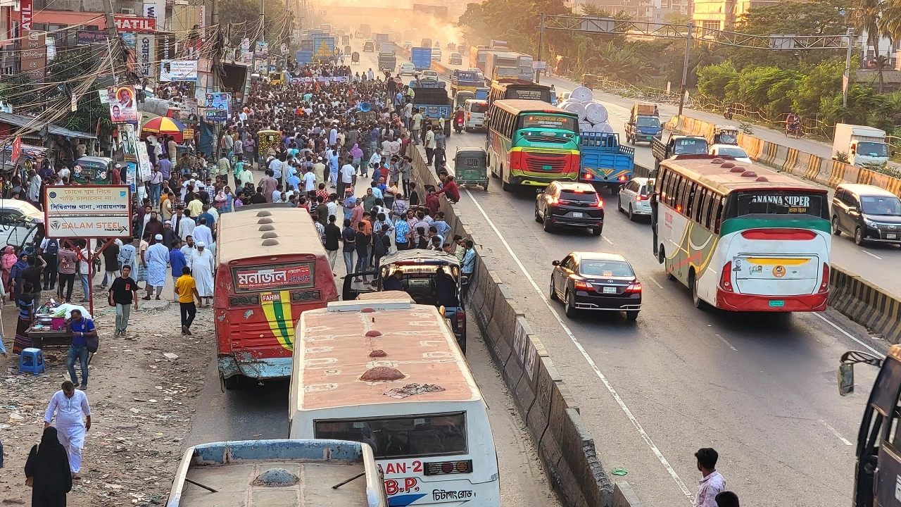 মহাসড়ক বন্ধ করে গণসংযোগ