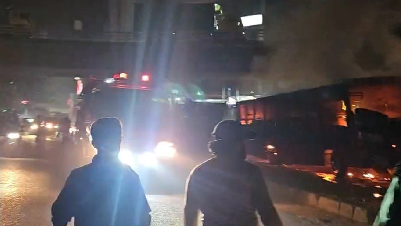 রামপুরায় বাসে আগুন