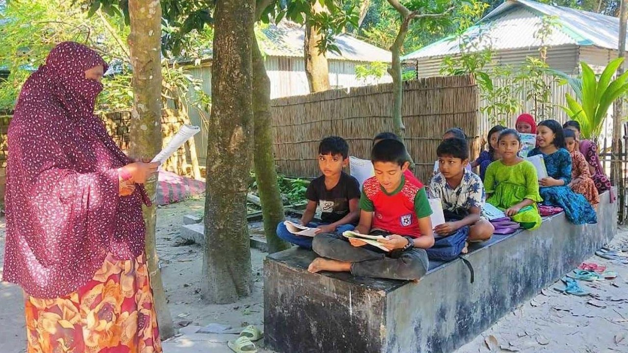 খোলা আকাশের নিচে ক্লাস নিচ্ছেন শিক্ষিকা