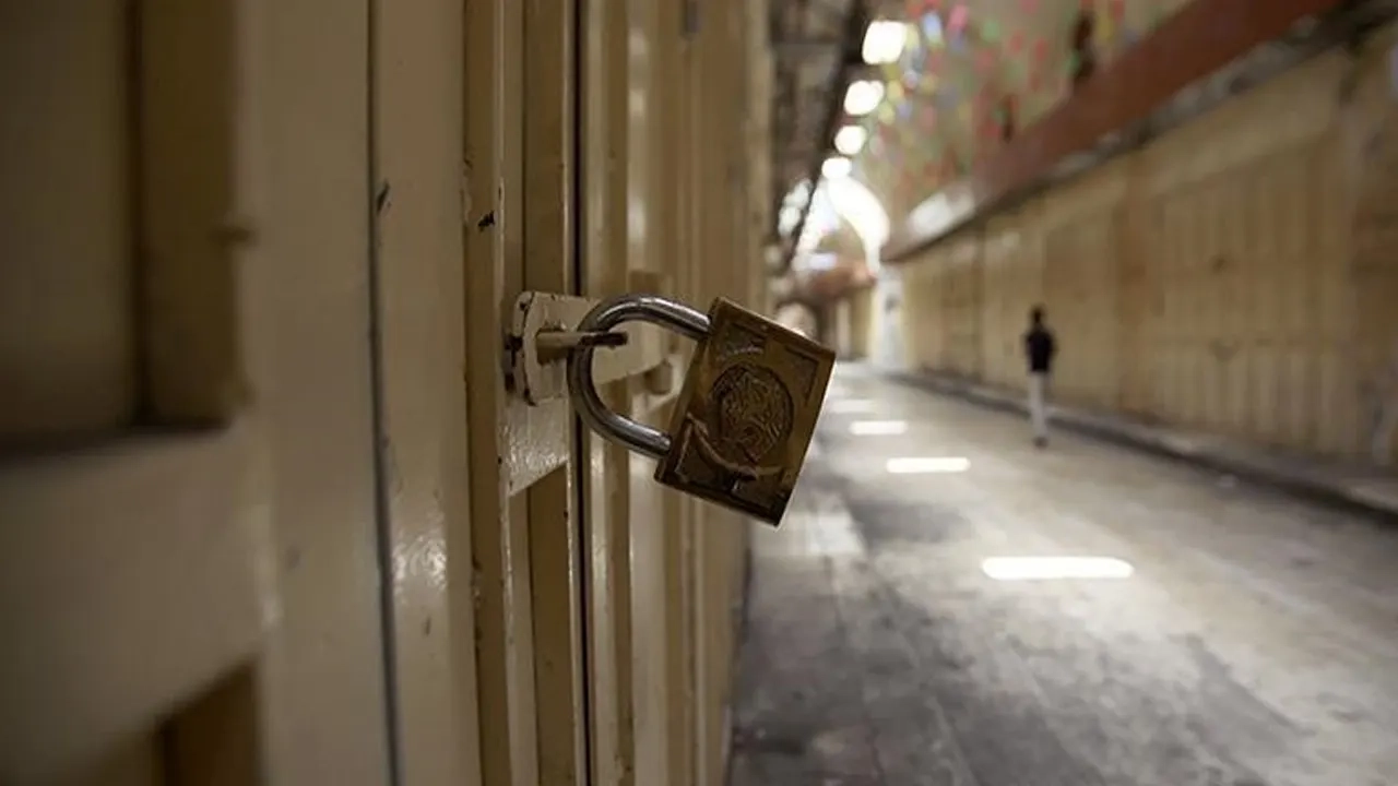 কারাগারে এভাবে তালাবন্ধ করে রাখা হয়