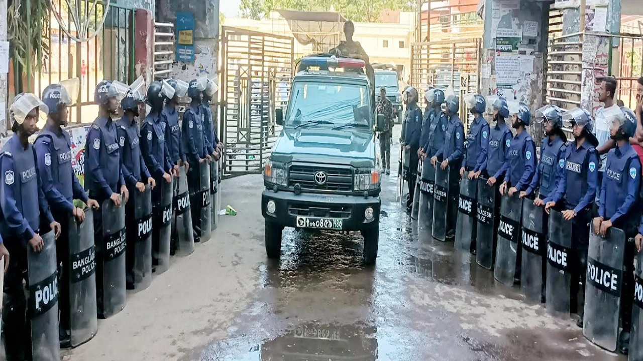 সকালে থেকেই মাঠে আইনশৃঙ্খলা রক্ষাকারী বাহিনী