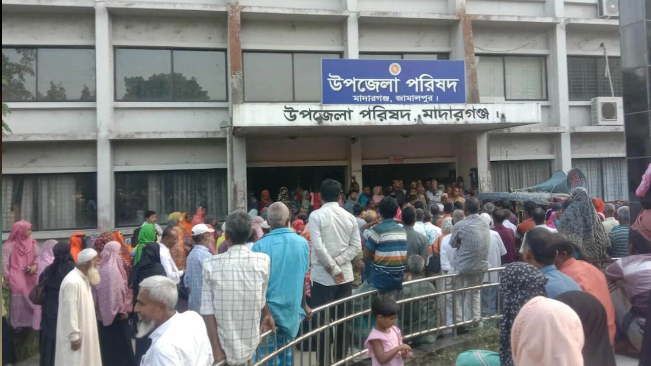 প্রশাসনের আশ্বাসে ঘেরাও স্থগিত