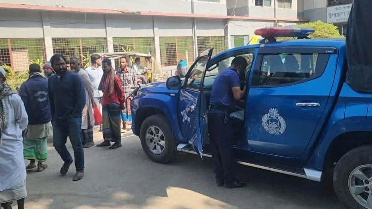ইজিবাইক নিয়ন্ত্রণ হারিয়ে গাছের সঙ্গে ধাক্কায় যুবক নিহত