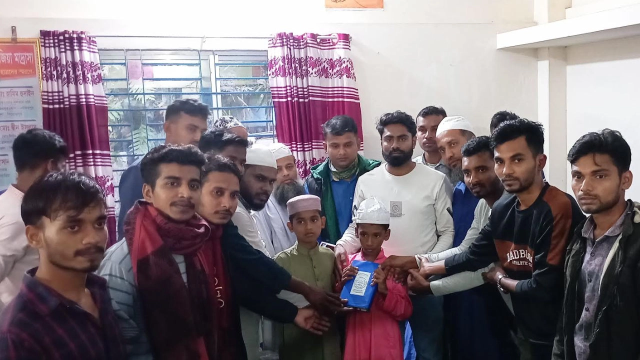 পিরোজপুরে তারেক রহমানের জন্মদিনে মাদ্রাসার শিক্ষার্থীদের মধ্যে শিক্ষা উপকরণ বিতরণ