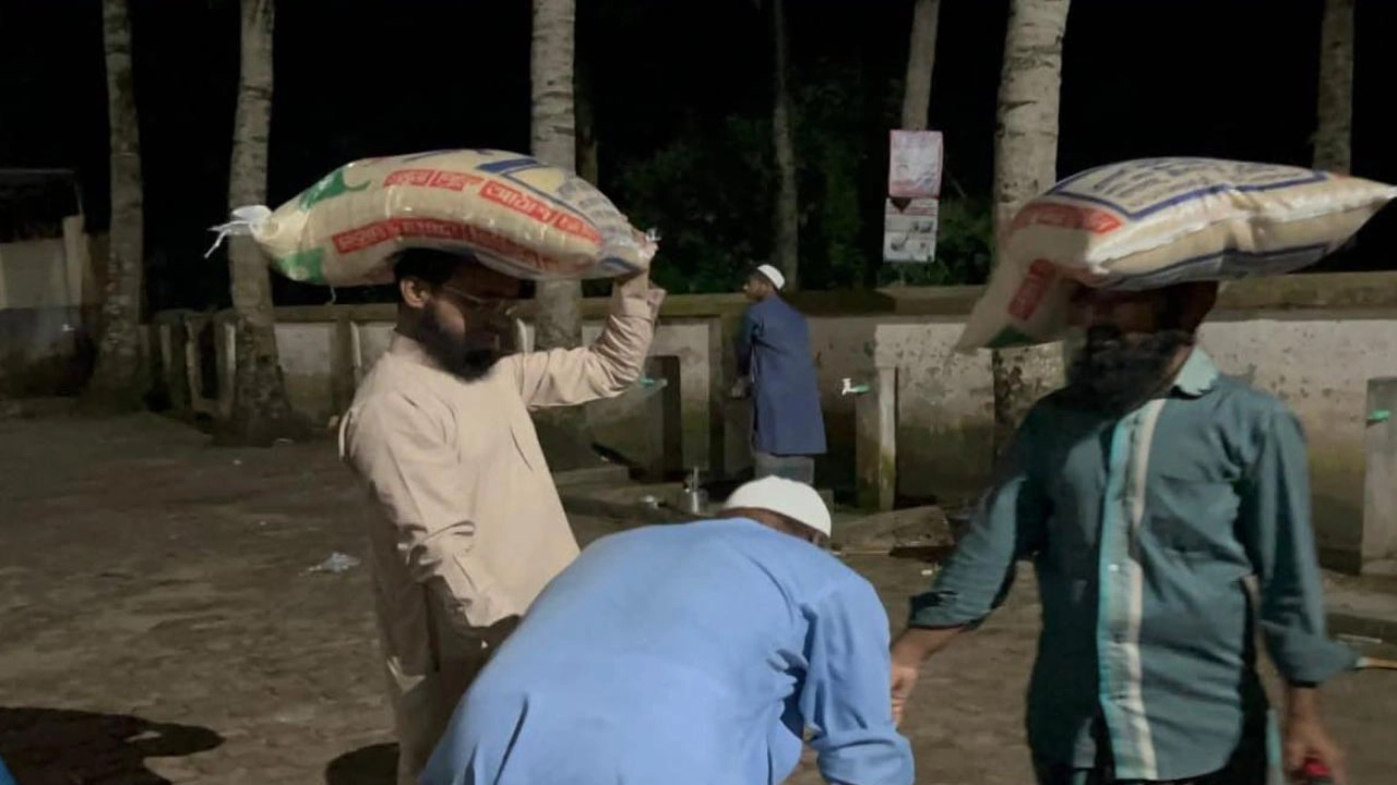 গরিবের ঘরে চাল দিচ্ছে এমপি প্রার্থী রায়হান