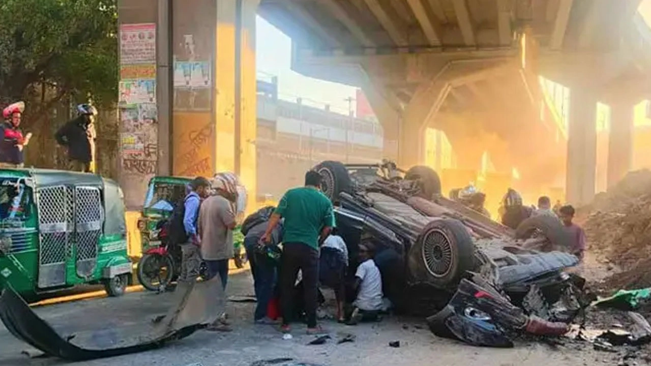 চট্টগ্রাম নগরীতে এলিভেটেড এক্সপ্রেসওয়ে থেকে একটি প্রাইভেটকার রাস্তায় ছিটকে পড়ে