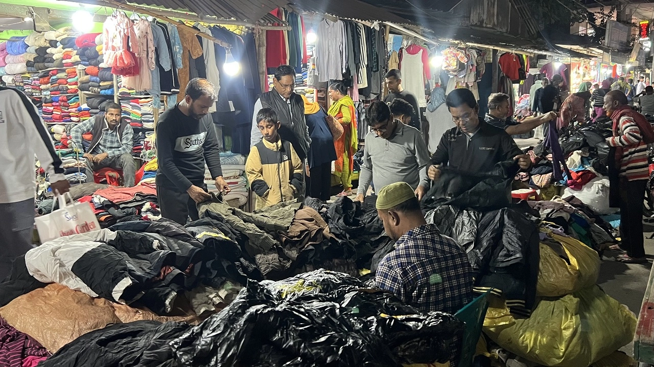 ফুটপাতের গরম কাপড়ের দোকান