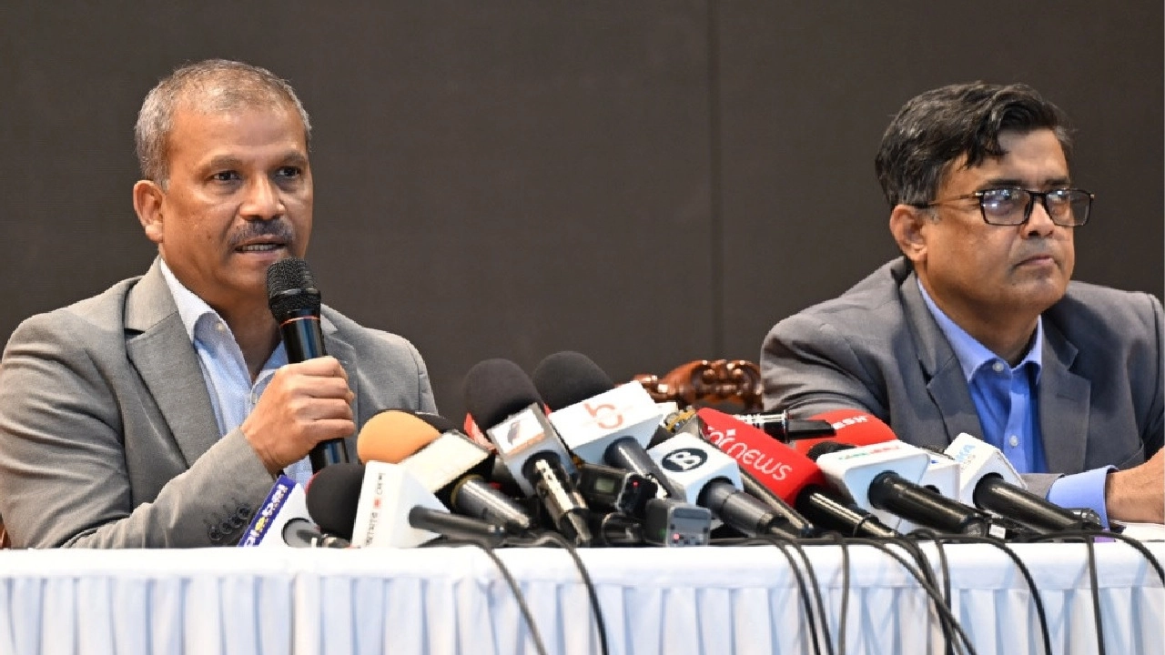 আইন উপদেষ্টা আসিফ নজরুল ও প্রধান উপদেষ্টার প্রেসসচিব শফিকুল আলম