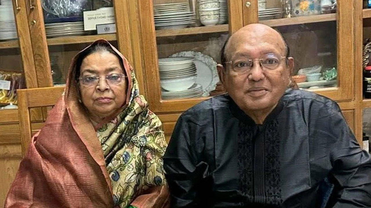 স্বামী তোফায়েল আহমেদের সঙ্গে আনোয়ারা বেগম