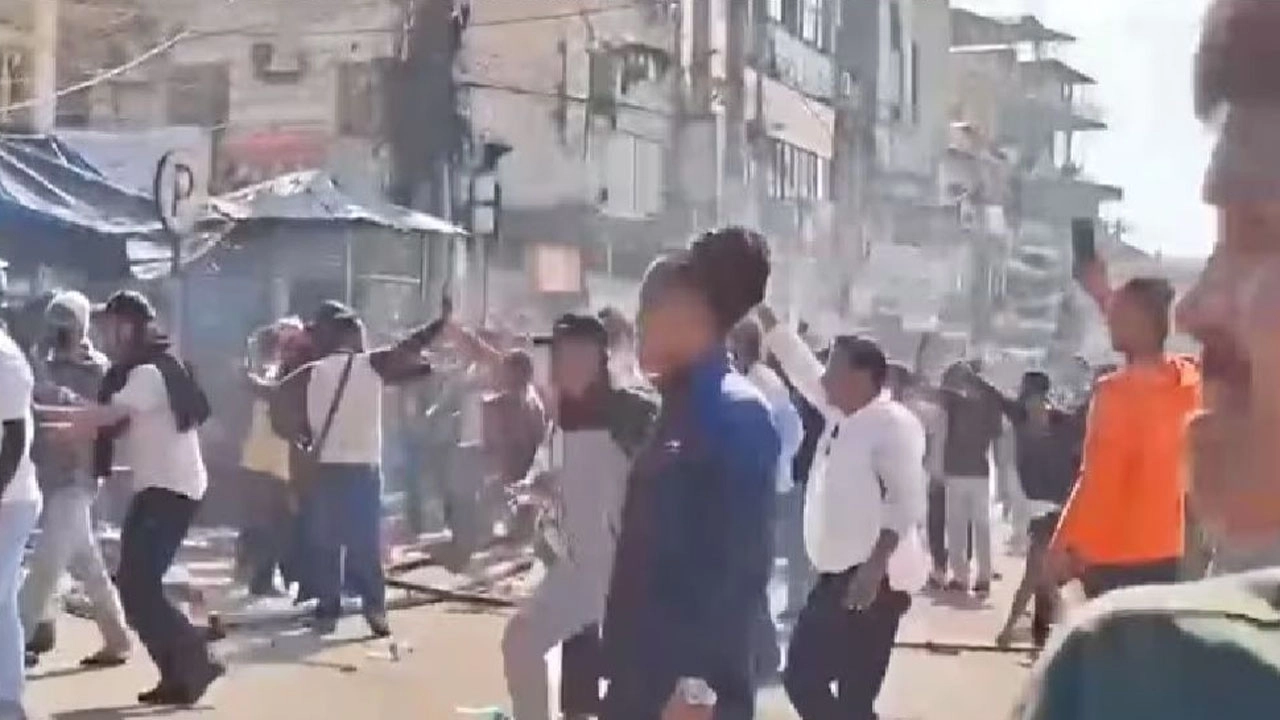 জেনজিদের সঙ্গে এই সংঘর্ষে কেউ গুরুতর আহত হয়নি বলে জানিয়েছে পুলিশ। সংগৃহীত ছবি