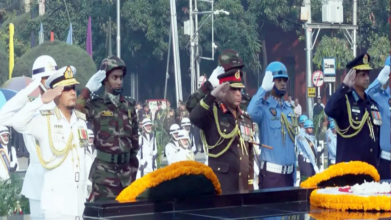 সশস্ত্র বাহিনী দিবস শিখা অনির্বাণে তিন বাহিনীর প্রধানের শ্রদ্ধাঞ্জলি
