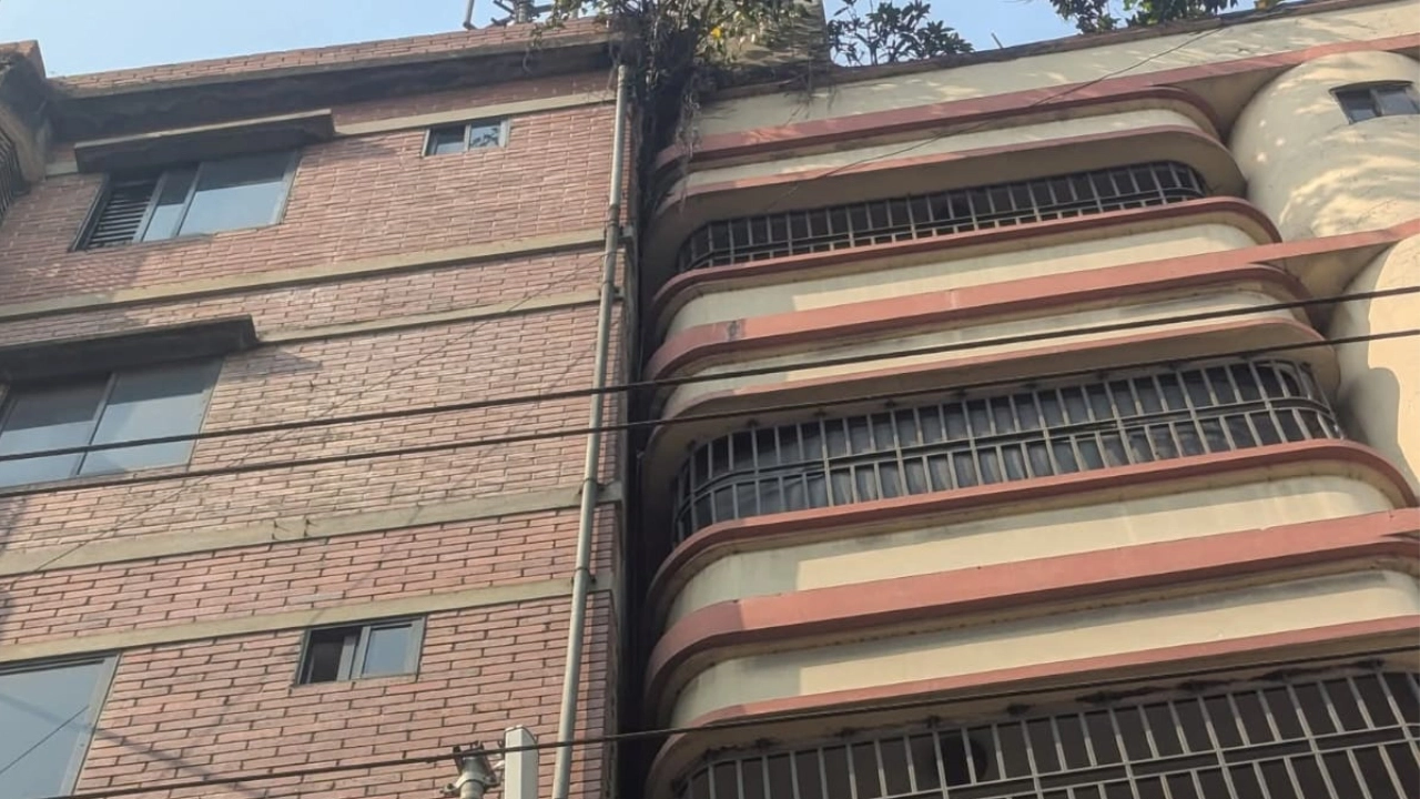 লিংক রোডে একটি আবাসিক বিল্ডিং