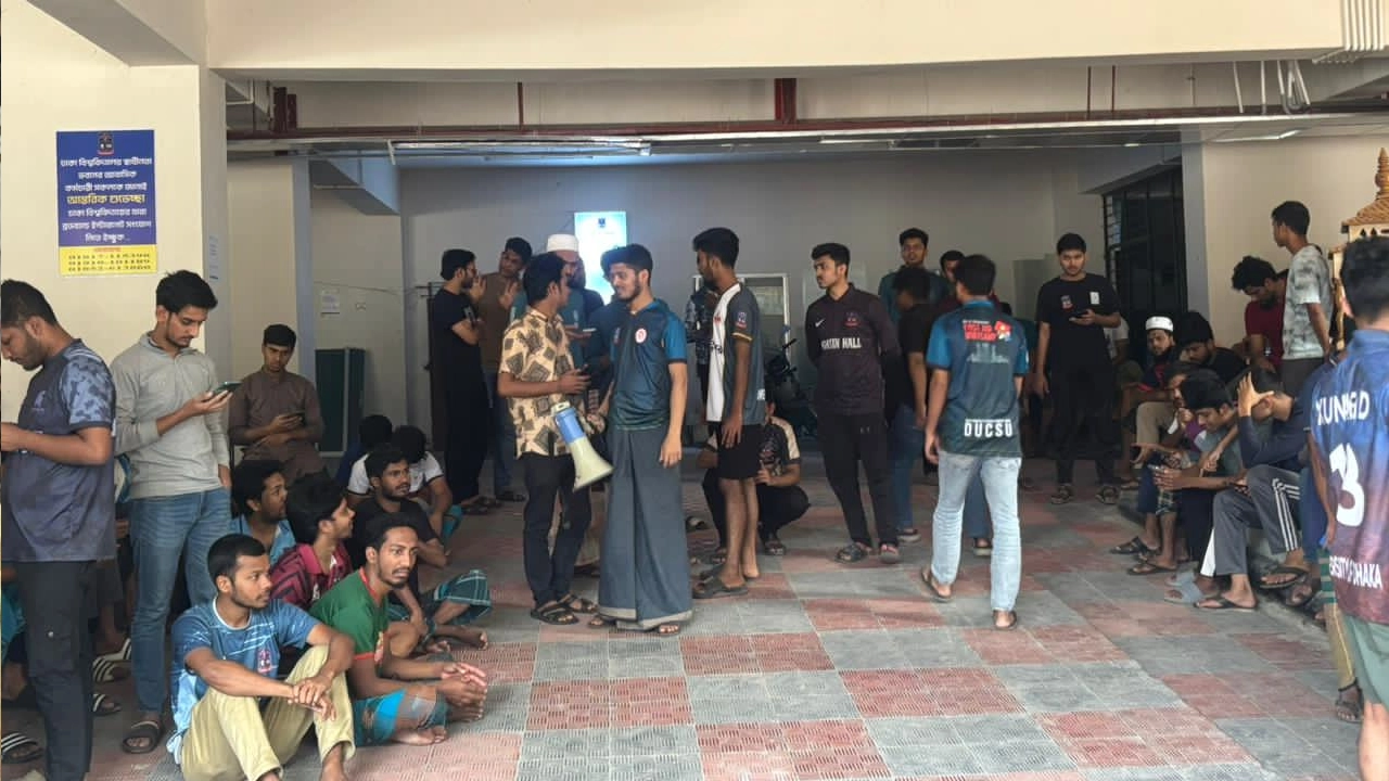 ঢাকা বিশ্ববিদ্যালয়ের হাজী মুহম্মদ মুহসীন হলের শিক্ষার্থীরা জহুরুল হক হল সংলগ্ন কর্মচারী ভবন অবরোধ