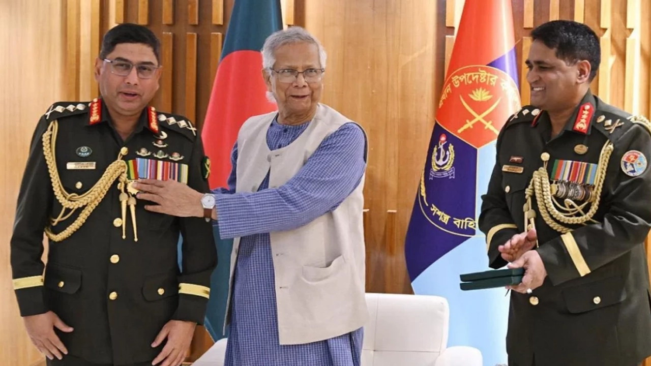 সশস্ত্র বাহিনী দিবস উপলক্ষে সেনাবাহিনী প্রধানকে ‘সেনাবাহিনী পদক’ দেন প্রধান উপদেষ্টা অধ্যাপক মুহাম্মদ ইউনূস