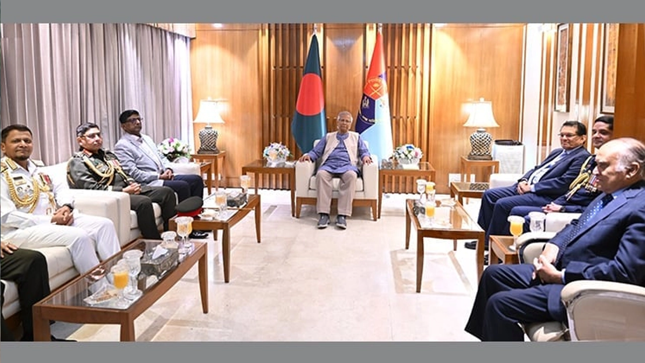 প্রধান উপদেষ্টা অধ্যাপক মুহাম্মদ ইউনূসের  সঙ্গে তিন বাহিনীর প্রধানদের সাক্ষাৎ