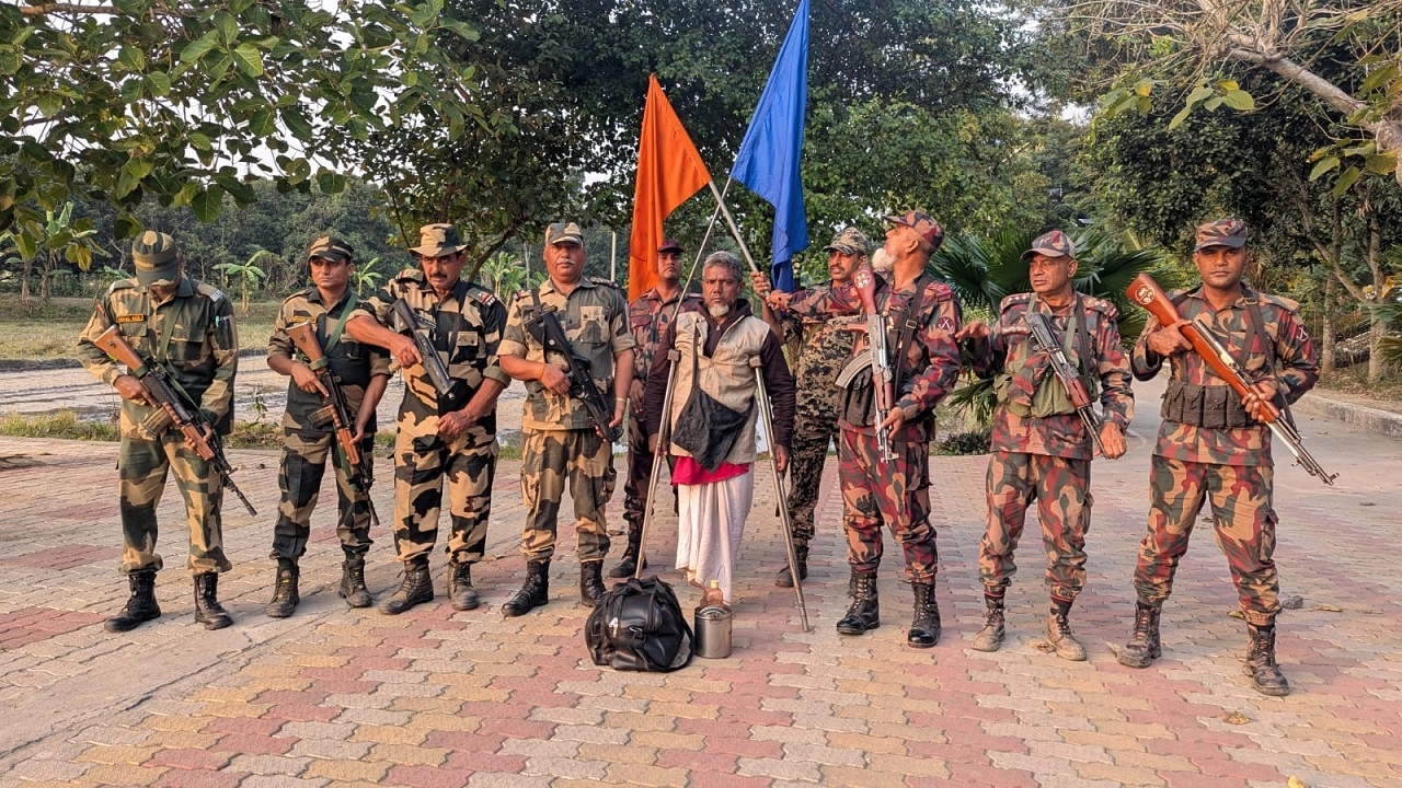 পতাকা বৈঠকের মাধ্যমে হস্তান্তর