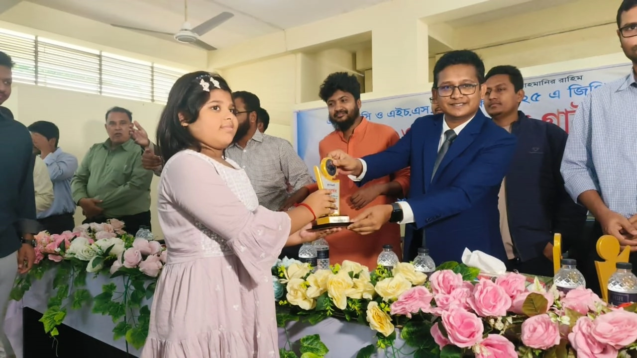 শিক্ষার্থীদের সংবর্ধনা দেওয়া হয়