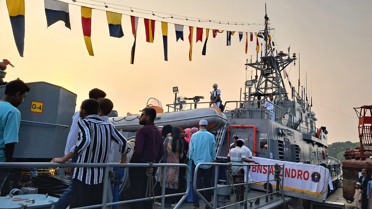 যুদ্ধ জাহাজ দেখতে চাঁদপুরে দর্শনার্থীদের ভীড়