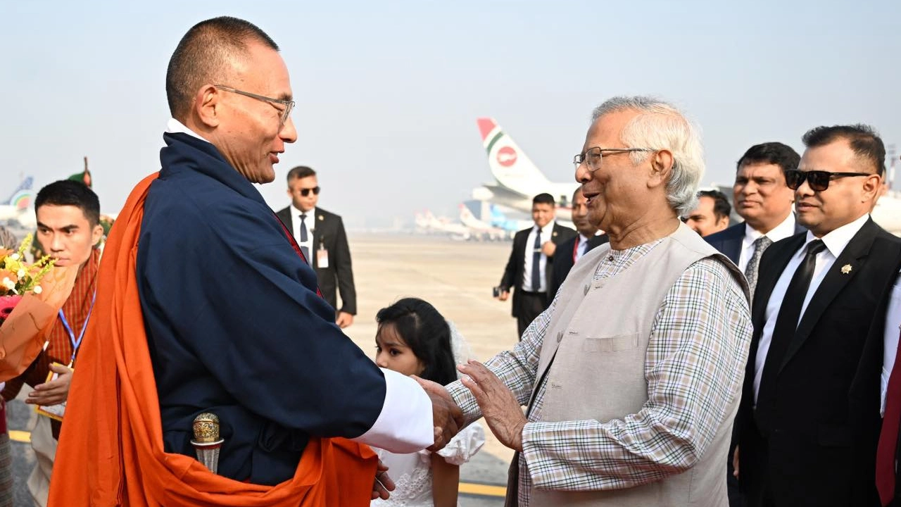 বিমানবন্দরে ভুটানের প্রধানমন্ত্রী শেরিং টোবগের সঙ্গে প্রধান উপদেষ্টা ড. মুহাম্মদ ইউনূস