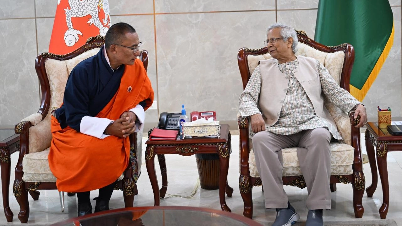 বিমানবন্দরে প্রধান উপদেষ্টার সঙ্গে সংক্ষিপ্ত বৈঠক করেন ভুটানের প্রধানমন্ত্রী শেরিং তোবগে। ছবি: সংগৃহীত