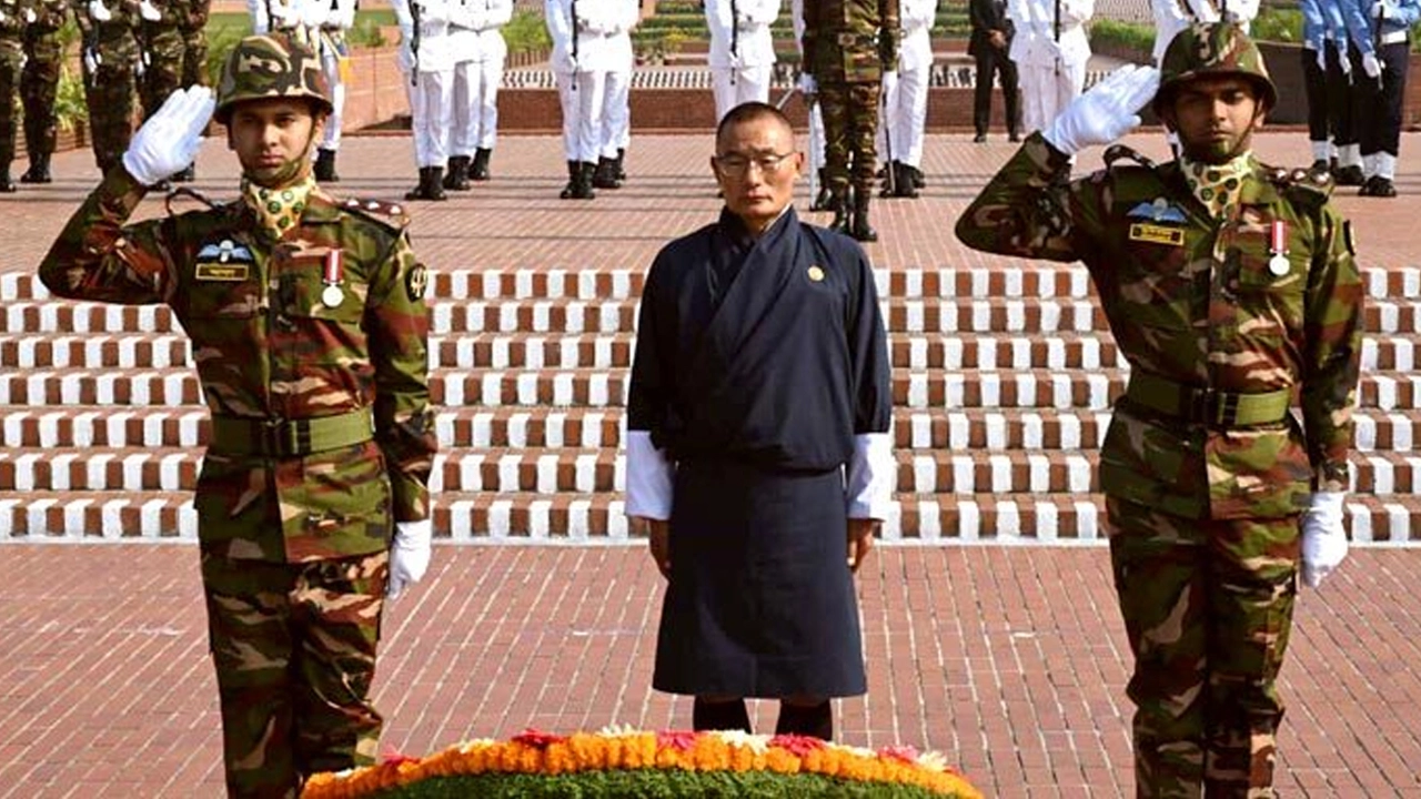 সাভার স্মৃতিসৌধে শ্রদ্ধা নিবেদন করেছেন ভুটানের প্রধানমন্ত্রী শেরিং তোবগে