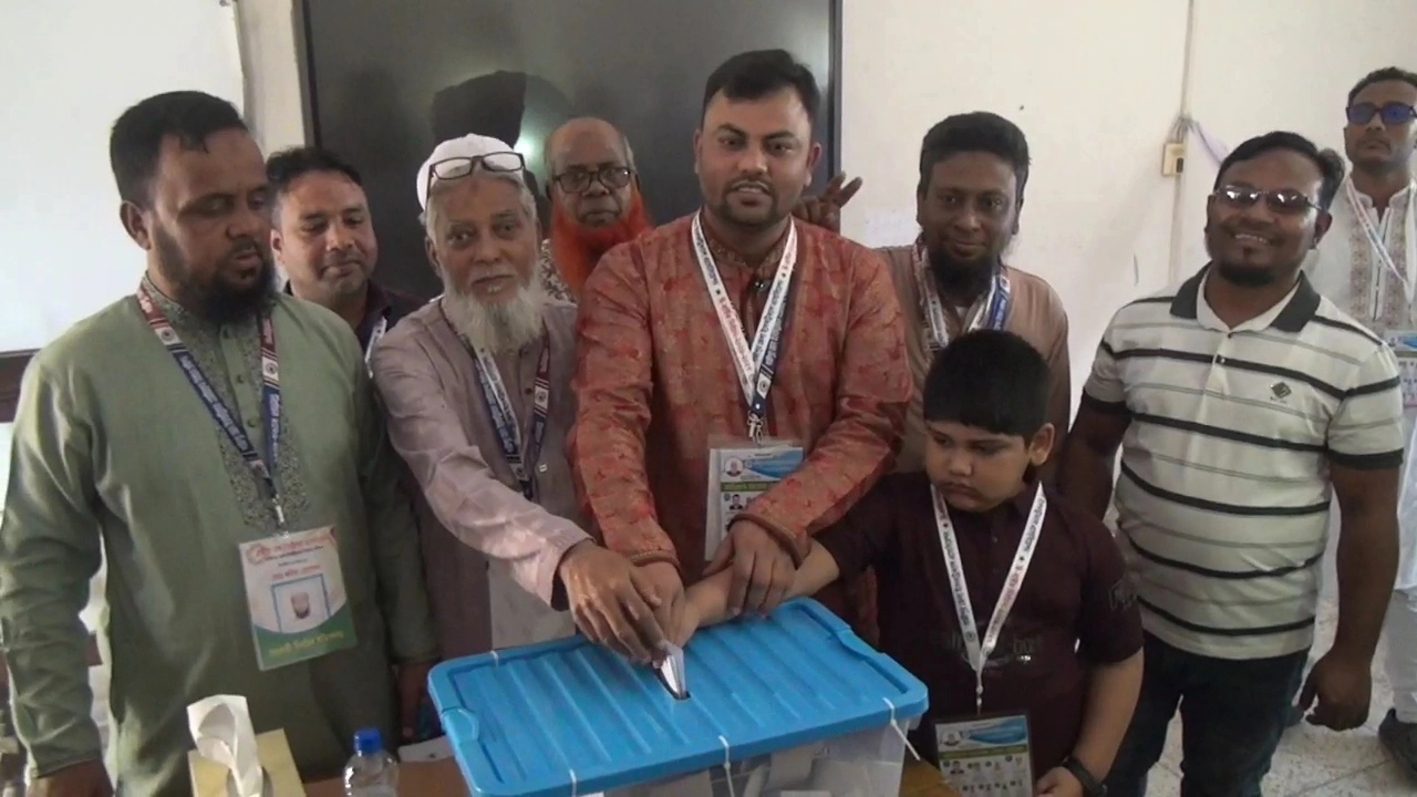 ভোটগ্রহণ চলছে