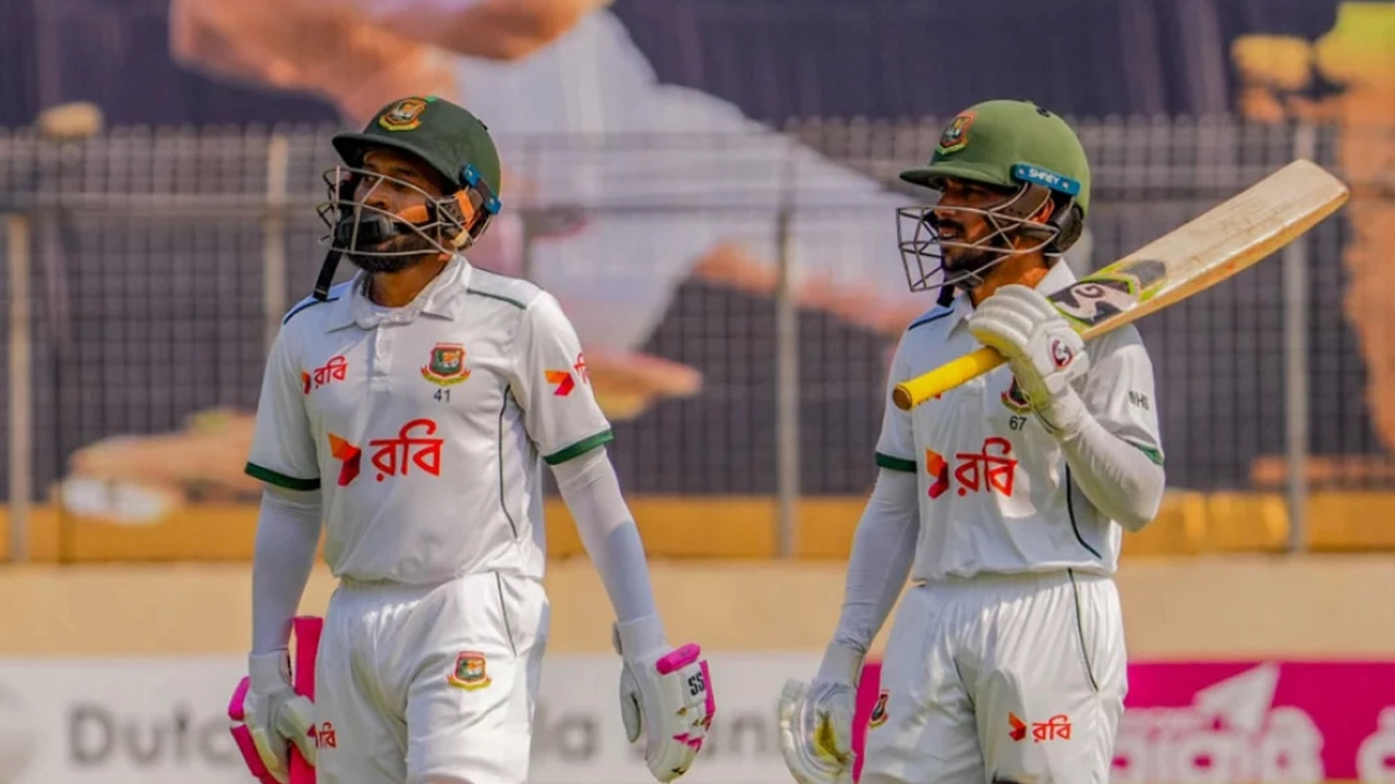 সেঞ্চুরি মিস করেছেন মুমিনুল হক আর অপরাজিত ফিফটি করেন মুশফিক।