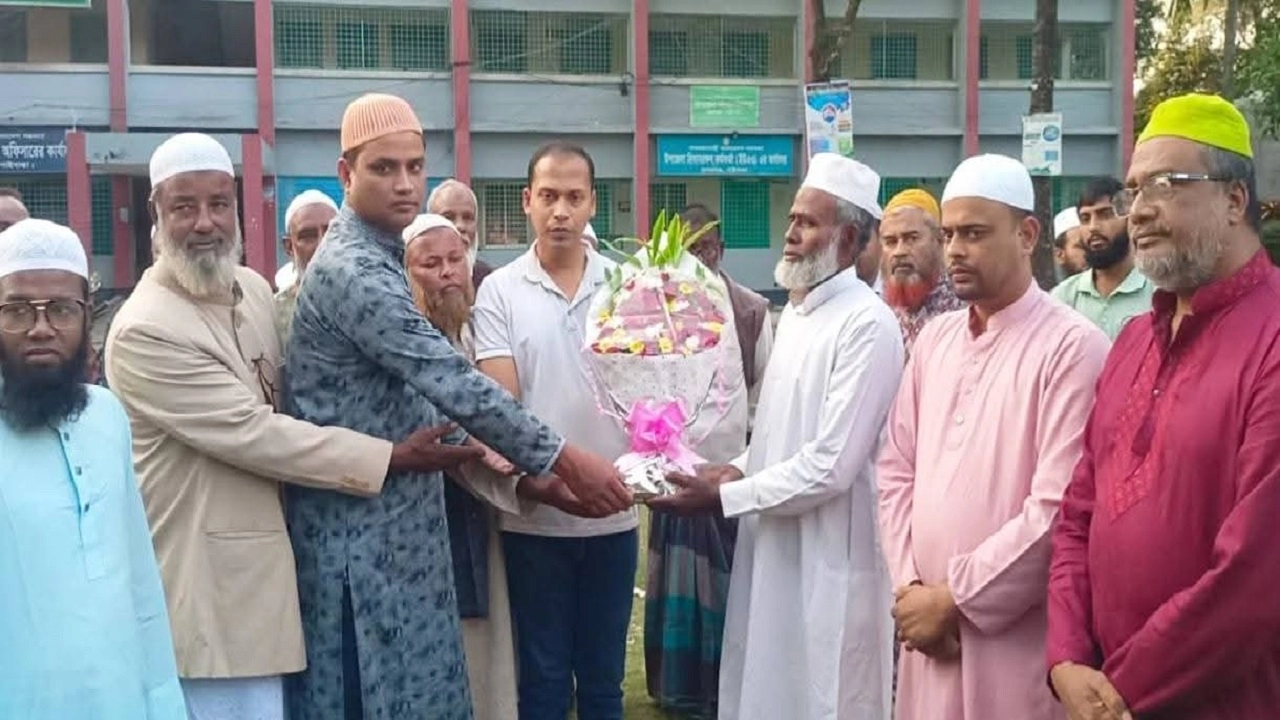 ইমামকে পদ ছেড়ে দিলেন বরখাস্ত ইমাম