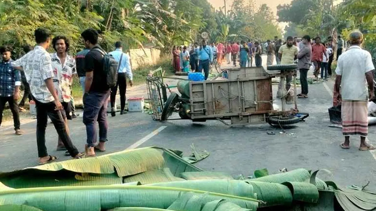 শনিবার (২২ নভেম্বর) দুপুরের দিকে দিনাজপুর–দশমাইল সড়কের নশিপুর গম গবেষণা কেন্দ্রের সামনে ঘটে এই দুর্ঘটনা।