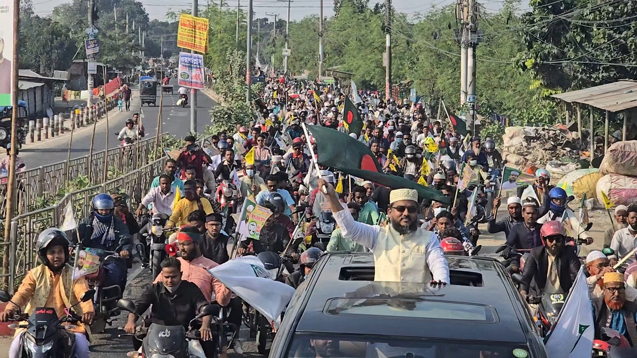 শনিবার (২২ নভেম্বর) সকালে সালান্দর মাদ্রাসা থেকে প্রায় সাত হাজার মোটরসাইকেলে, প্রায় ২০ হাজার কর্মী সমর্থক নিয়ে এই বিশাল শোডাউন করেছেন জামায়াত প্রার্থী দেলাওয়ার হোসেন।