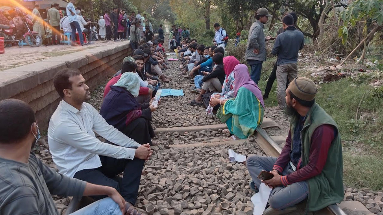 ৪৭তম বিসিএস লিখিত পরীক্ষার সময় পুনর্নির্ধারণের দাবিতে রাজশাহী-ঢাকা রেলপথ অবরোধ করেছেন রাজশাহী বিশ্ববিদ্যালয়ের শিক্ষার্থীরা।