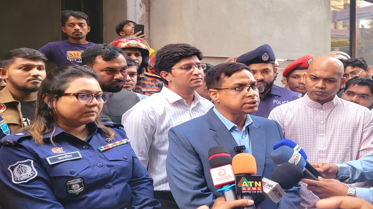 নারায়ণগঞ্জের সিদ্ধিরগঞ্জে ভূমিকম্পে ক্ষতিগ্রস্ত বিভিন্ন ভবন পরিদর্শন করেছেন জেলা প্রশাসক মো. রায়হান কবিরের নেতৃত্বে দুর্যোগ ব্যবস্থাপনা কমিটি।