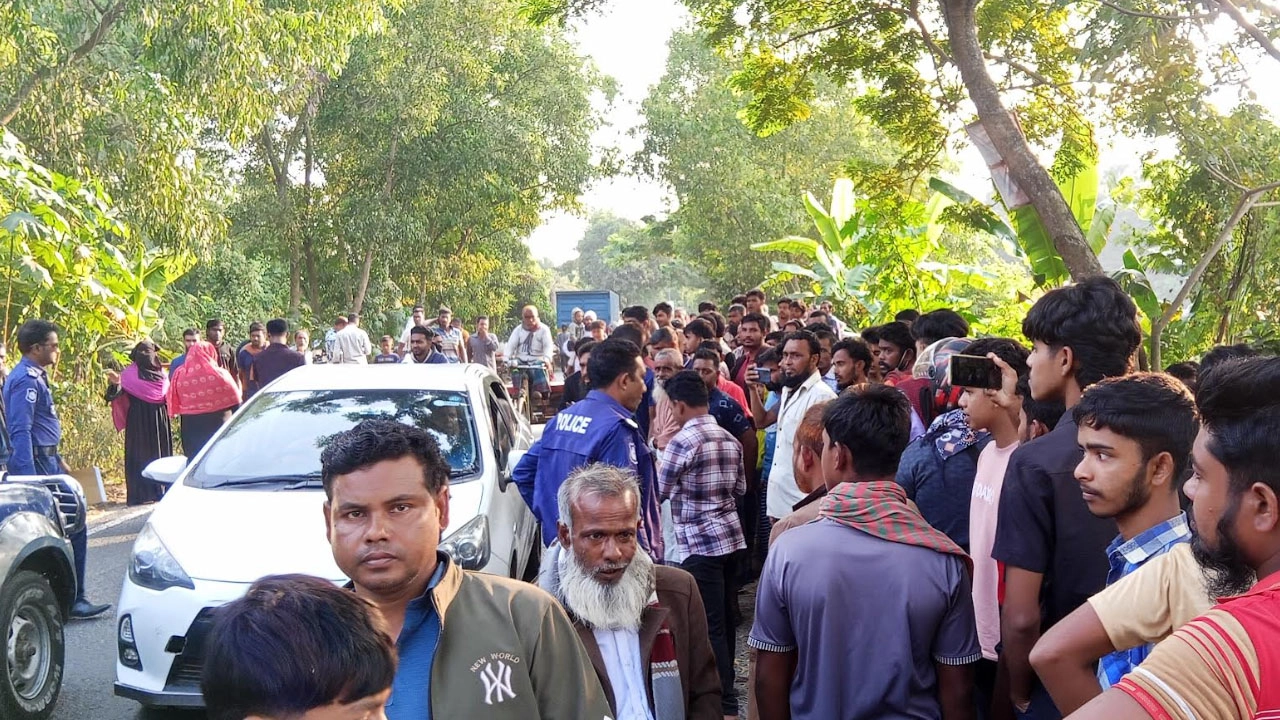 বোয়ালমারী উপজেলায় আনুমানিক ৩৪ বছর বয়সী এক অজ্ঞাত যুবকের লাশ উদ্ধার করেছে  পুলিশ।