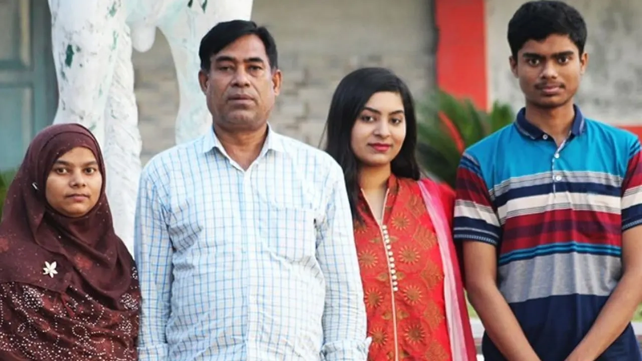 মা-বাবা ও বোনের সঙ্গে রাফি-ফাইল ছবি