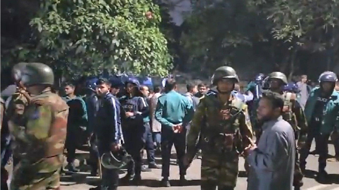 আলিয়া মাদ্রাসা শিক্ষার্থীদের দুই পক্ষের ধাওয়া-পাল্টা ধাওয়া