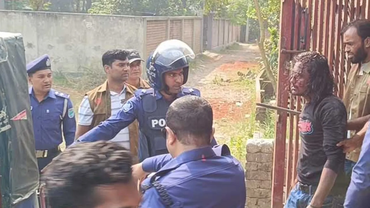 আহতদের মানিকগঞ্জ সদর হাসপাতালে ভর্তি করা হয়েছে।