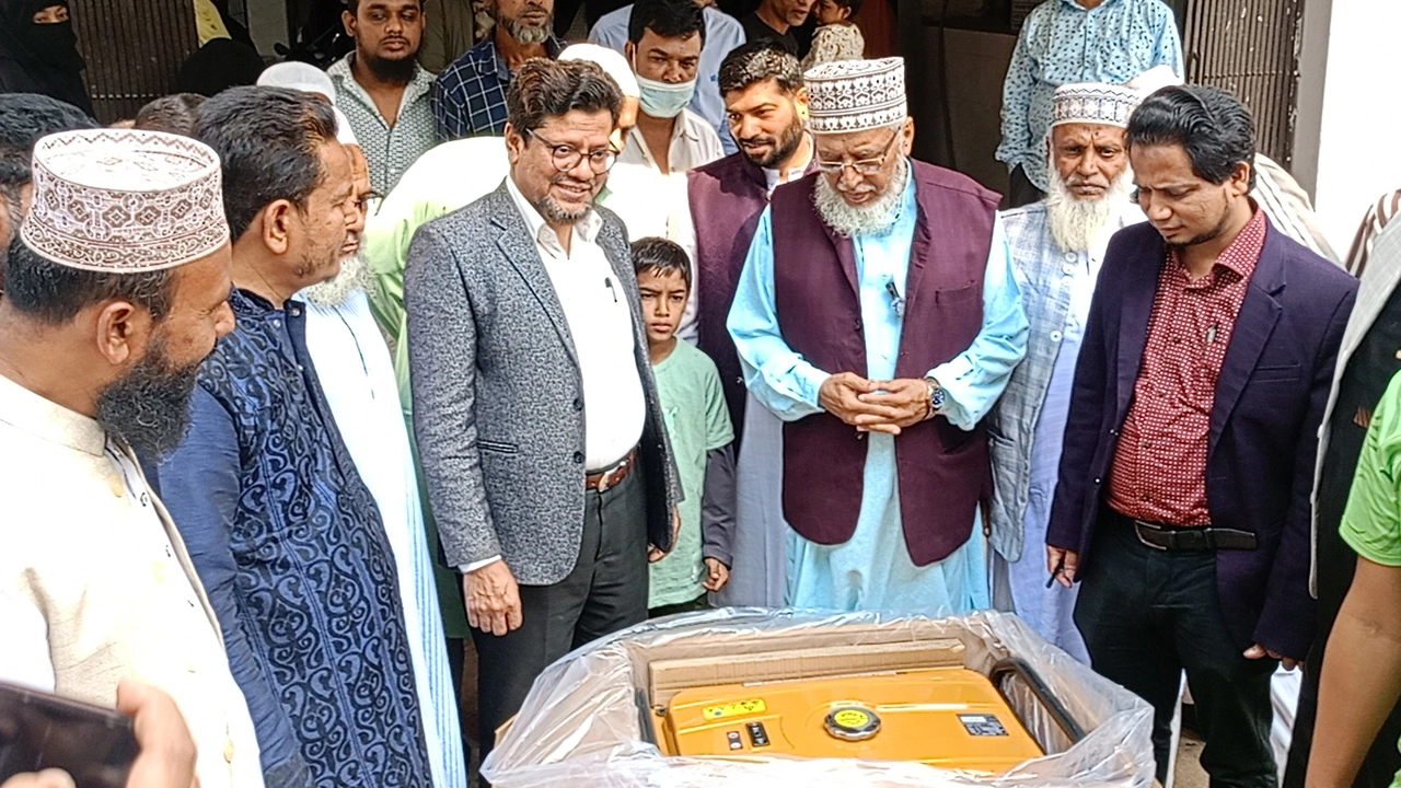 রায়পুর উপজেলা স্বাস্থ্য কমপ্লেক্সে জেনারেটর দিলেন জামায়াত প্রার্থী