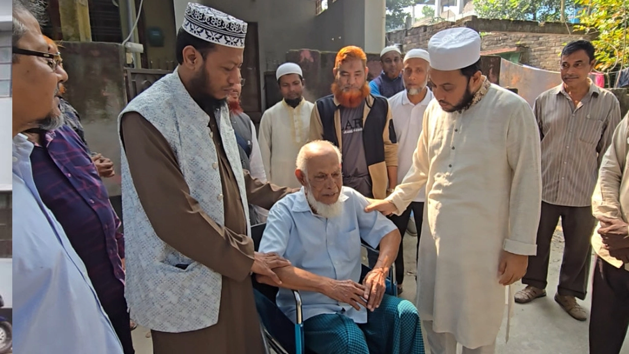 কুষ্টিয়ায় গণসংযোগে গিয়ে হুইল চেয়ার বিতরণ করলেন আমির হামজা