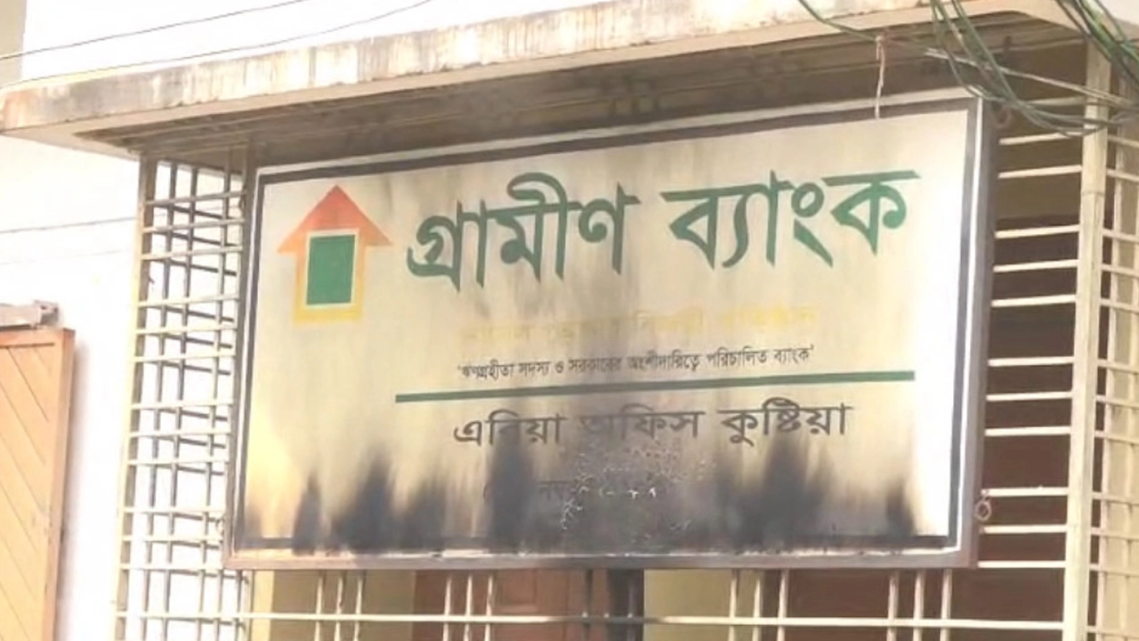 কুষ্টিয়ায়  গ্রামীণ ব্যাংকের সাইনবোর্ডে আগুন দিলো দুর্বৃত্তরা