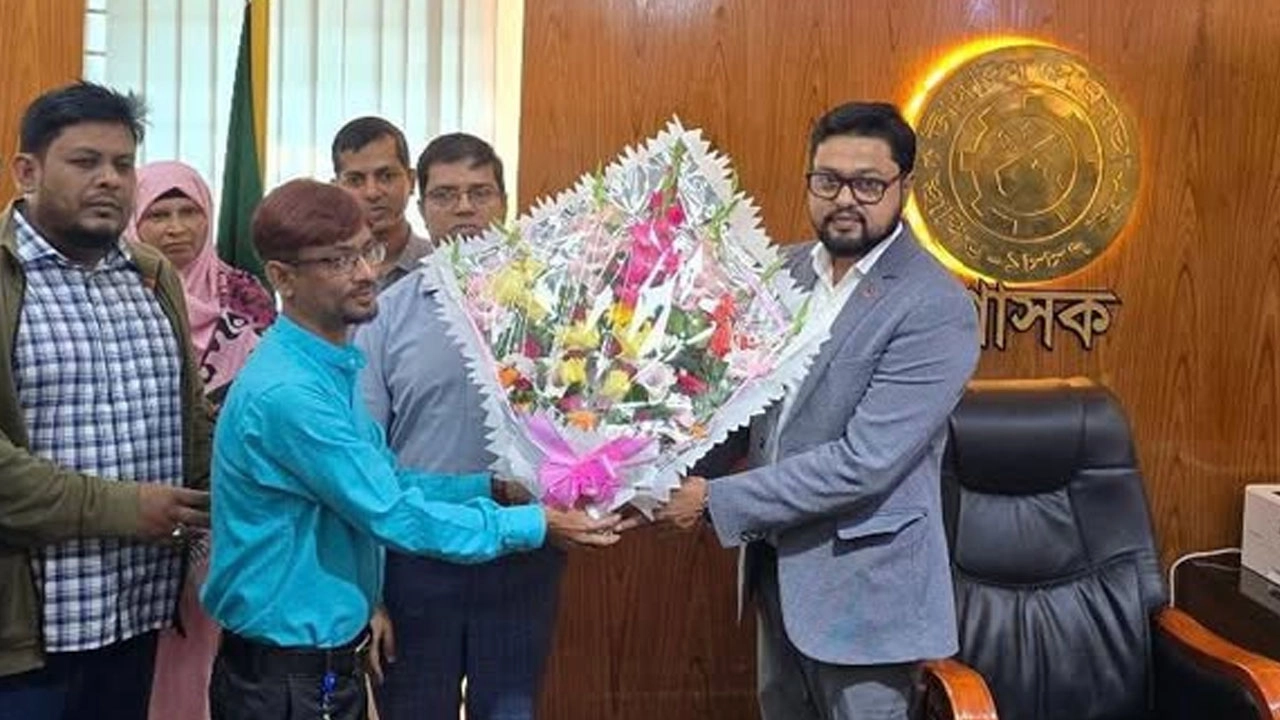 টাঙ্গাইল পৌরসভার কর্মকর্তাদের ফুলেল শুভেচ্ছা দিলেন বিপিকেএফ ঢাকার সিনিয়র সহ-সভাপতি শাহাদাত হোসেন