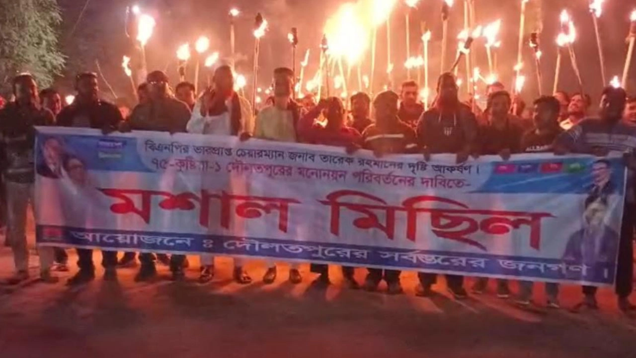 কুষ্টিয়ায় মনোনয়ন পরিবর্তনের দাবিতে জুয়েল সমর্থকদের মশাল মিছিল