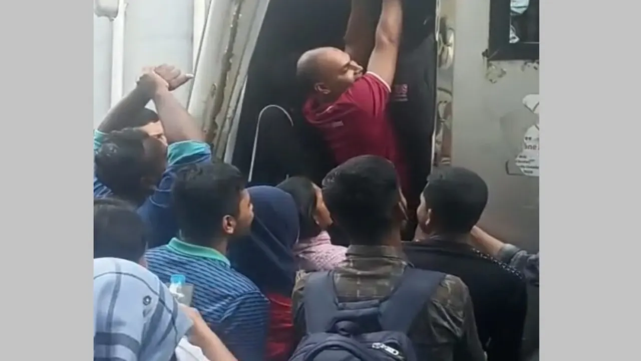 ১৫টি বাস ছাড়লেও শিক্ষার্থীদের চাহিদা পূরণে এটি যথেষ্ট ছিল না