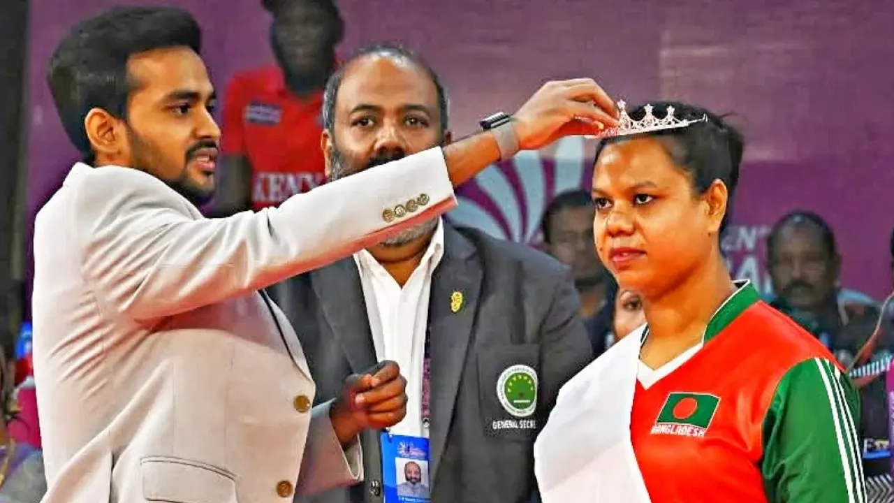 যুব ও ক্রীড়া উপদেষ্টা আসিফ মাহমুদ সজীব ভূঁইয়া রূপালীর মাথায় মুকুট পরিয়ে দেন